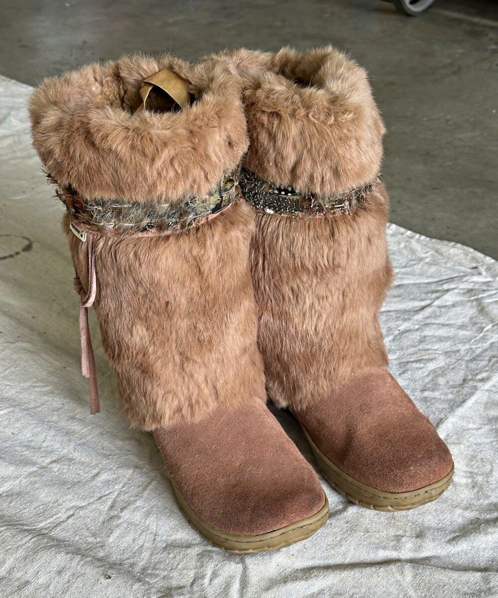 BEARPAW Brown Faux Fur Lined Fur Trim Pull-On Ankle Bootie Round Toe 9